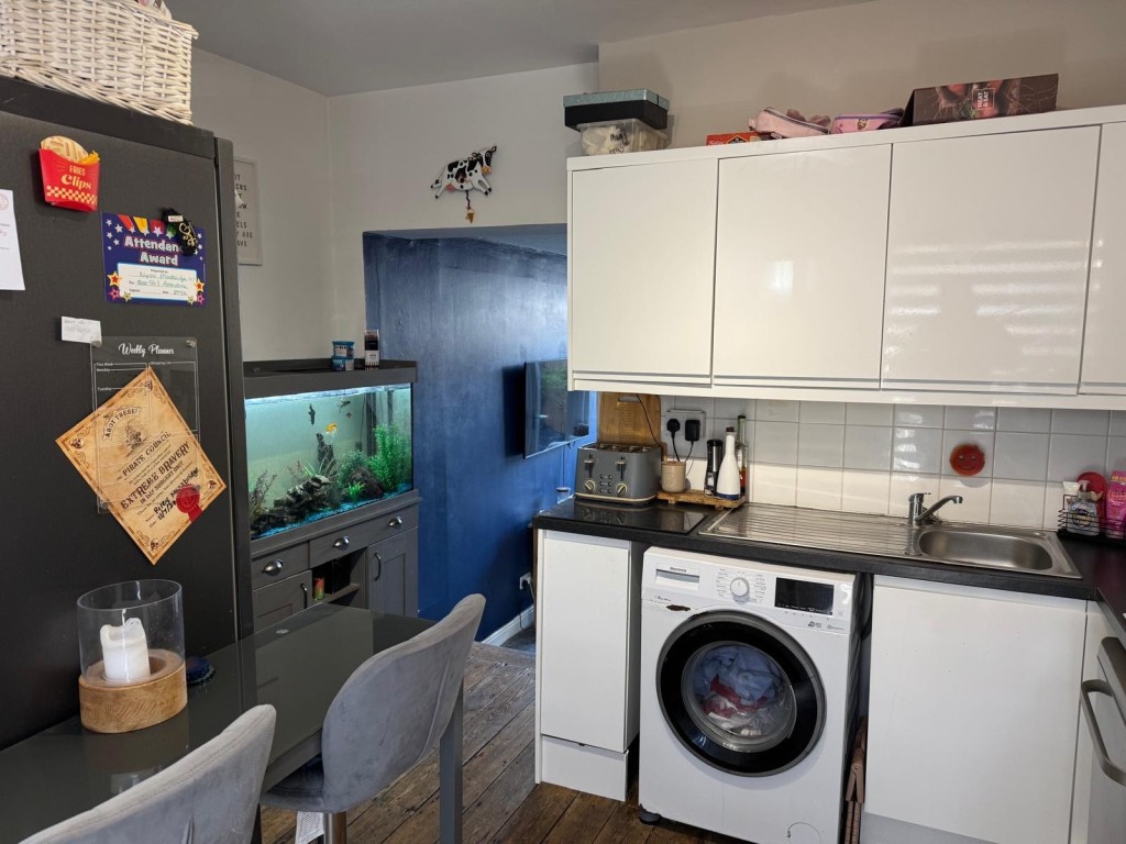 Lot: 60 - THREE-BEDROOM COTTAGE FOR INVESTMENT OR OCCUPATION - The kitchen from the front of the house
